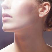 Come eliminare le macchie scure del viso